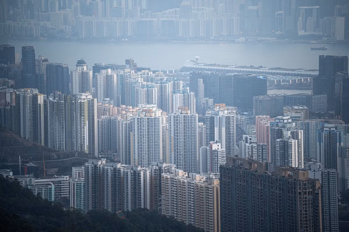 Vụ cháy khu chung cư Wang Fuk Court ở quận Tai Po, Hong Kong (Trung Quốc) được truyền thông nước này nhận định là vụ thảm họa kinh hoàng, là vụ cháy chết người lớn nhất tại khu vực này kể từ Thế chiến II. Ảnh: 52hrtt