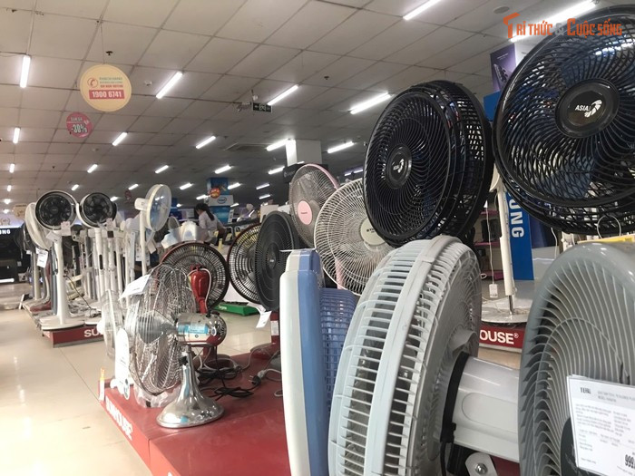 Tương tự, hệ thống Media Mart tung ra nhiều ưu đãi không kém với chương trình “Giải nhiệt mùa nóng, mua sớm giảm sâu” kéo dài đến ngày 31/3. Quạt cây COEX giảm 49%, còn 399.000 đồng; quạt điều hòa 45L APIDO giảm 35% còn 1,99 triệu đồng...