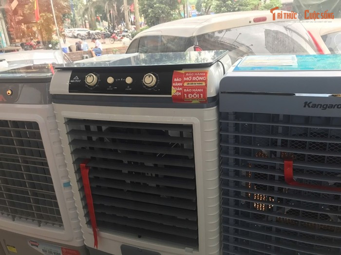 Theo khảo sát tại siêu thị Điện Máy Xanh, dòng sản phẩm quạt điều hòa đang được áp dụng chương trình giảm giá sâu tới gần 50%, mức giá chỉ còn trên 2 triệu đồng.