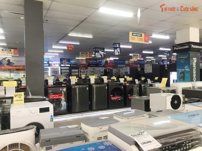 Những ngày cuối tháng 3, nhiệt độ ở Hà Nội tăng cao, dao động ở mức 30 độ C. Nắm bắt nhu cầu của người tiêu dùng, các siêu thị điện máy lớn ở Hà Nội Media Mart, Pico, Điện máy xanh...đồng loạt áp dụng chương trình giảm giá cho nhiều sản phẩm.