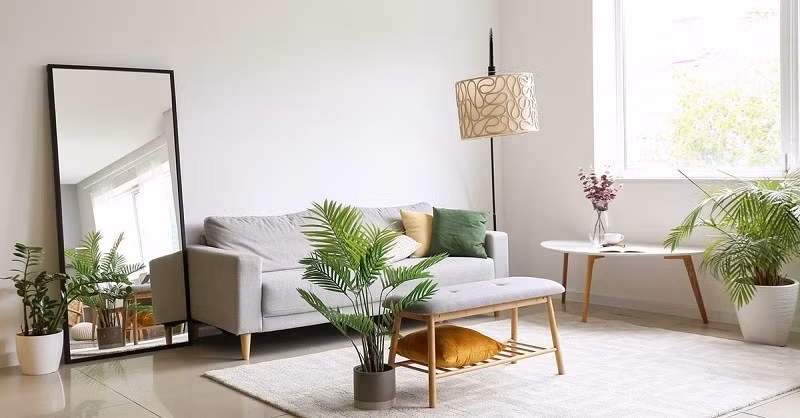 Một mẹo nhỏ khác thường bị bỏ qua là sử dụng gương và vật liệu phản chiếu ánh sáng. Gương treo tường đặt đối diện hoặc gần cửa sổ sẽ giúp “nhân đôi” lượng ánh sáng tự nhiên trong phòng. Ảnh: Internet