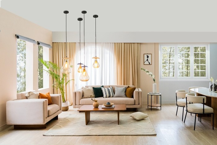 Việc bày biện quá nhiều đồ đạc, đặc biệt là những vật dụng lớn, tối màu sẽ cản trở ánh sáng và khiến phòng khách trở nên chật chội. Ảnh: Getty