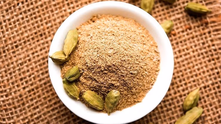 Khác với thảo quả có mùi nồng mạnh, bạch đậu khấu cho hương thơm thanh, tinh tế nên được sử dụng phổ biến trong ẩm thực cao cấp, sản xuất tinh dầu, dược phẩm và mỹ phẩm. Ảnh: Internet