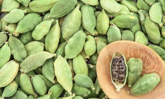 Trên một số trang thương mại điện tử tại Việt Nam, giá bán lẻ bạch đậu khấu xuất xứ Ấn Độ ở mức 1,5-1,9 triệu đồng/kg. Ảnh: Internet