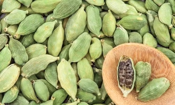 Trên một số trang thương mại điện tử tại Việt Nam, giá bán lẻ bạch đậu khấu xuất xứ Ấn Độ ở mức 1,5-1,9 triệu đồng/kg. Ảnh: Internet