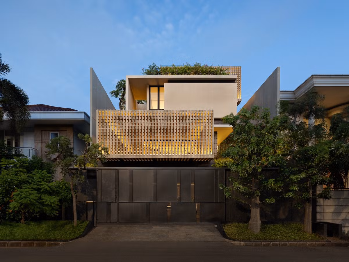 Sự liền mạch về vật liệu và tổ chức hình khối là yếu tố then chốt trong thiết kế ngôi nhà. Các khối bê tông sợi xi măng màu kem tiếp tục mở rộng lên 3 tầng phía trên, tạo thành các khối xếp chồng. Ảnh: Mario Wibowo