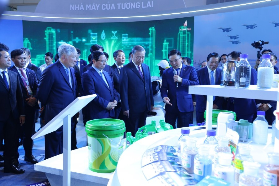 Tổng Bí thư Tô Lâm, Thủ tướng Phạm Minh Chính và các đồng chí lãnh đạo Đảng, Nhà nước tham quan triển lãm thành tựu khoa học công nghệ của Tập đoàn Công nghiệp-Năng lượng quốc gia Việt Nam.