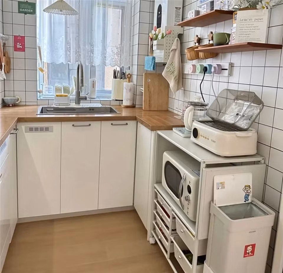 Đối diện bếp là bộ kệ đựng đồ dùng nhà bếp gồm lò vi sóng, lò nướng... Ảnh: QQ