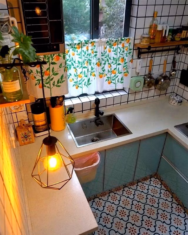 Khu bếp sắp xếp theo hình chữ U, hai người vẫn nấu nướng thoải mái. Ảnh: Sohu