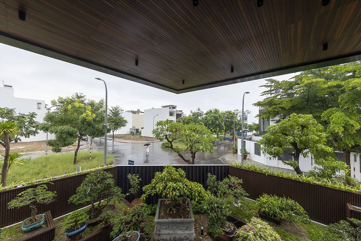 Hình khối "bay" được bao bọc bởi hàng hiên lớn và mái đua sâu. Ảnh: A+ Architects