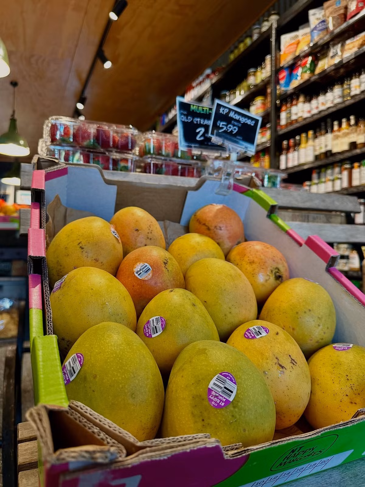 Ở Australia, xoài Kensington Pride bán lẻ trong siêu thị với giá chỉ vài USD mỗi trái, tương đương khoảng 165.000–200.000 đồng/kg. Ảnh: Capalaba Outpost