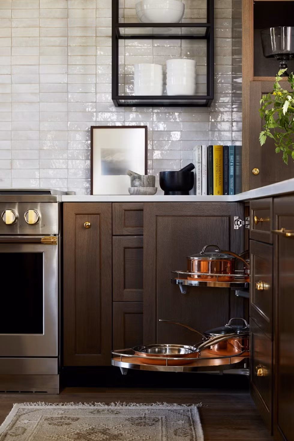 Nhà bếp là nơi chứa nhiều vật dụng cồng kềnh, vì vậy việc sắp xếp đồ đạc hợp lý nên là ưu tiên hàng đầu. Ảnh: Housebeautiful