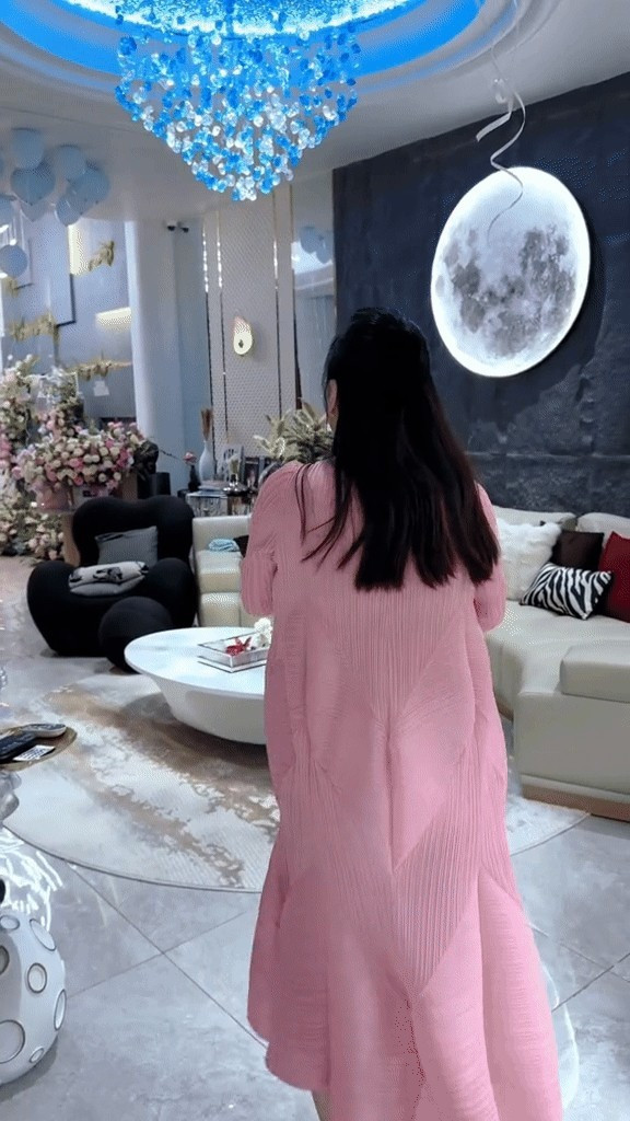 Một góc phòng khách mang phong cách hiện đại từng được hé lộ. Ảnh chụp màn hình