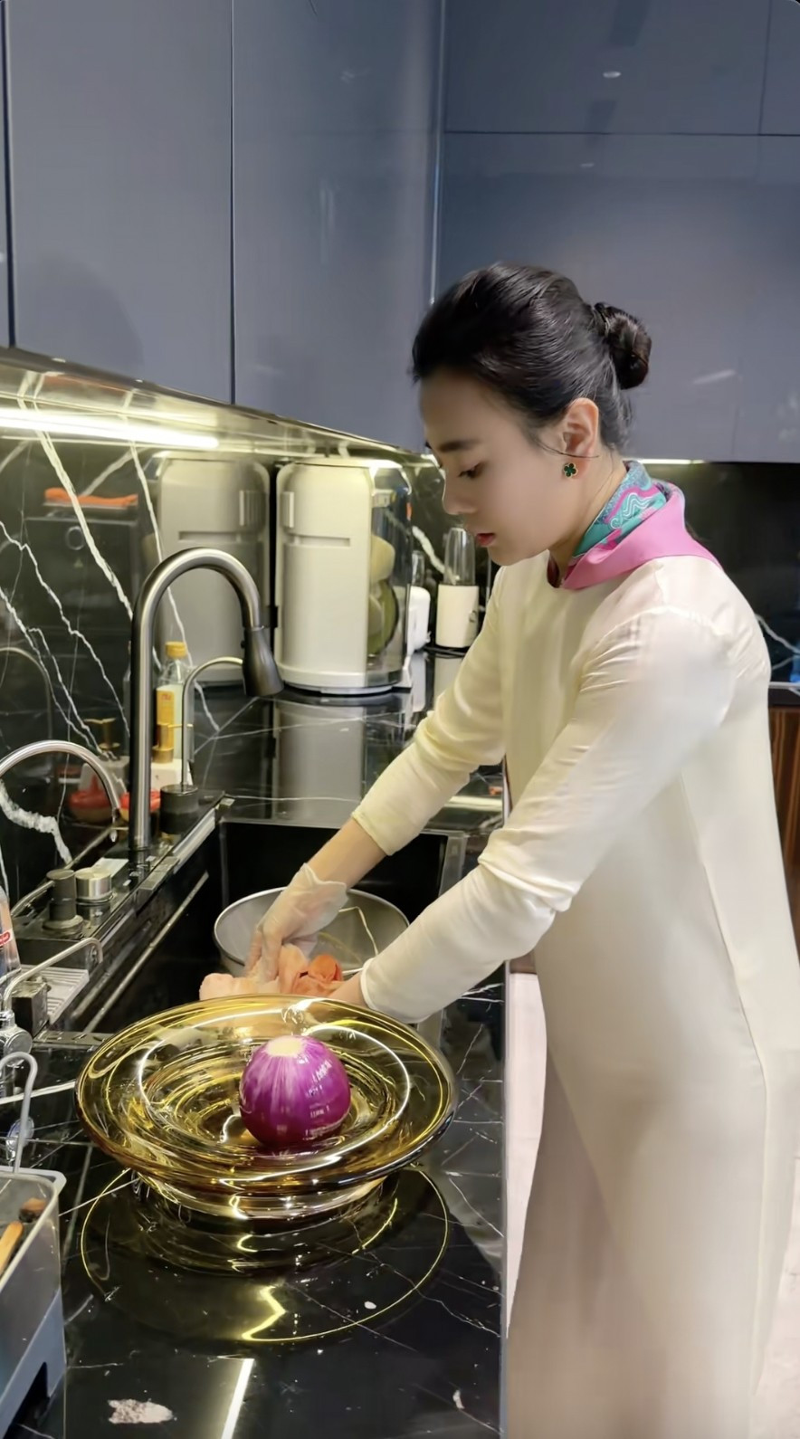 Bối cảnh quay video vẫn là căn bếp quen thuộc trong nhà riêng của Phương Oanh. Ảnh chụp màn hình