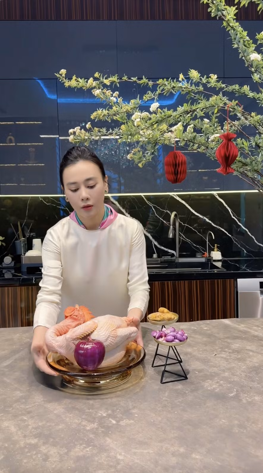 Trong clip, nữ diễn viên tập trung vào chế biến gà luộc cánh tiên và xôi nghệ - những món thường thấy trong mâm cỗ cúng, mâm cơm Tết. Ảnh chụp màn hình