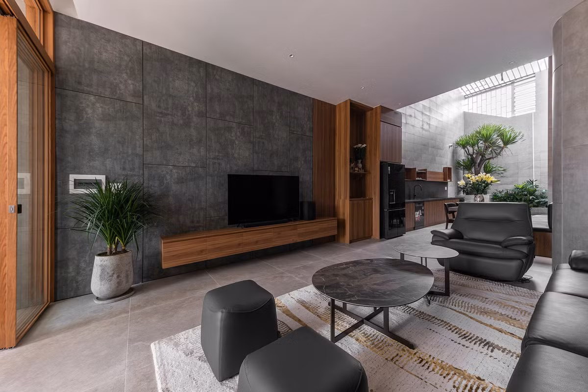 Cách xử lý khéo léo này tạo hiệu ứng thị giác tinh tế: bóng đổ thay đổi theo thời gian trong ngày, cây xanh trong nhà sống khỏe nhờ nắng thật. Ảnh: Minq Bui