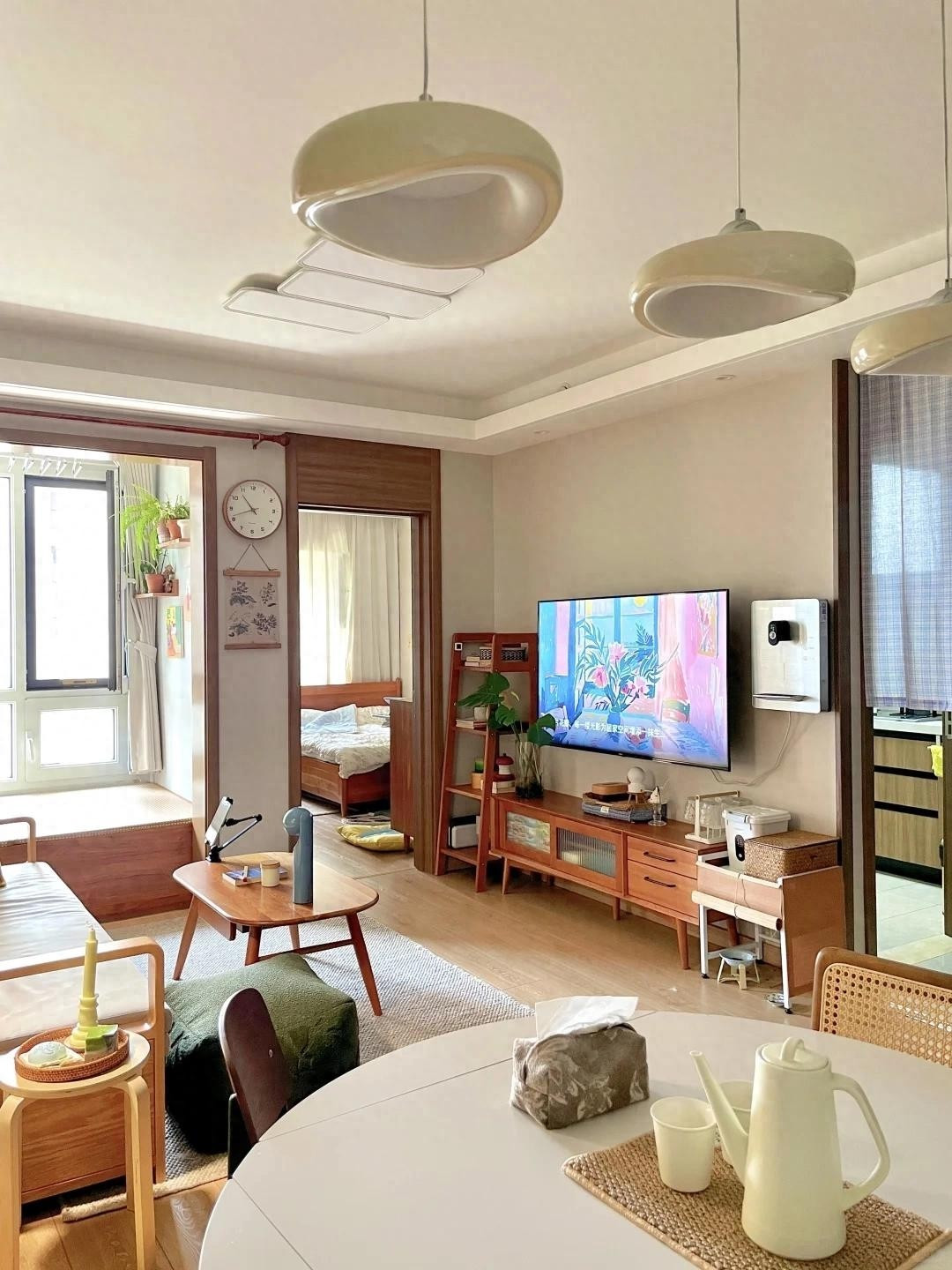 Căn hộ của cô gái độc thân không có khu sảnh vào nhà riêng. Ngay khi mở cửa là không gian phòng khách – phòng ăn - bếp được nối liền mạch, không vách ngăn. Ảnh: Toutiao