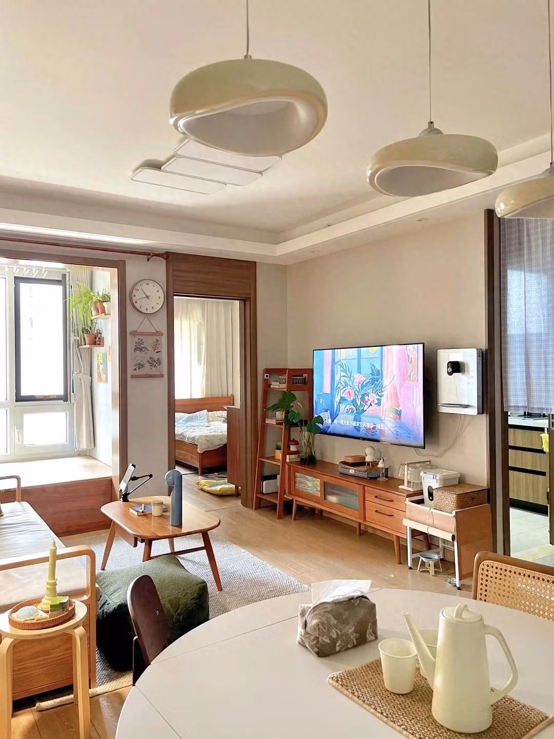 Căn hộ của cô gái độc thân không có khu sảnh vào nhà riêng. Ngay khi mở cửa là không gian phòng khách – phòng ăn - bếp được nối liền mạch, không vách ngăn. Ảnh: Toutiao