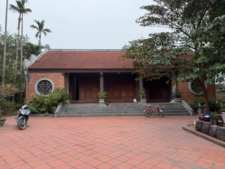 Cách đây 20 năm, ngôi nhà đã được xây lại với tường gạch đỏ, ngói mới, sân gạch...đậm hồn quê Việt. Ảnh: FB Xuân Hinh