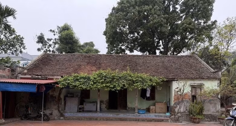 Ảnh thật ngôi nhà cũ của Xuân Hinh với mái ngói nhuốm màu thời gian, tường bong tróc. Đây là nơi nam nghệ sĩ sinh ra và gắn bó suốt năm tháng tuổi thơ. Ảnh: FB Xuân Hinh