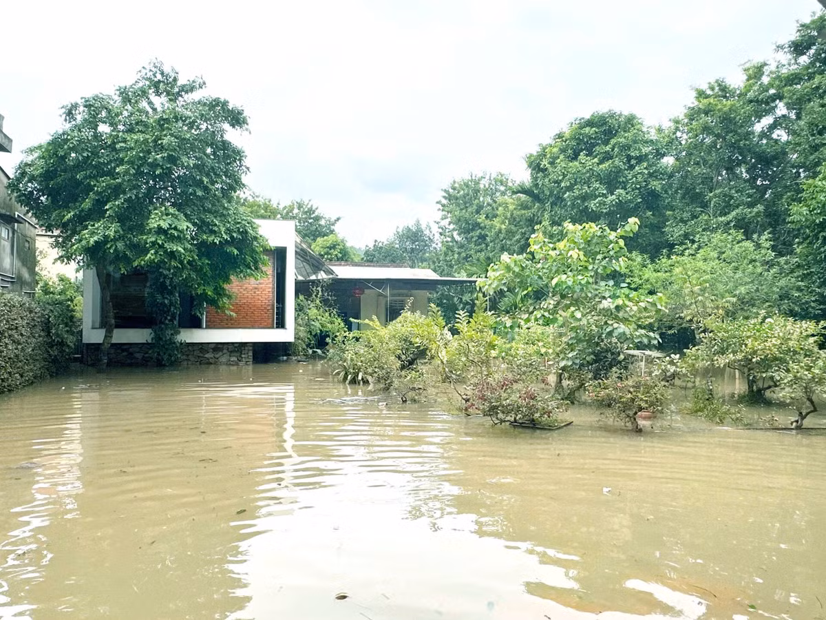 Nhằm đảm bảo an toàn khi nước dâng, ngôi nhà được xây dựng trên nền móng cao, sử dụng phần chân đế bằng đá xếp chắc chắn để nâng sàn nhà lên khỏi mặt đất. Ảnh: Hoang Le &amp; NKPA