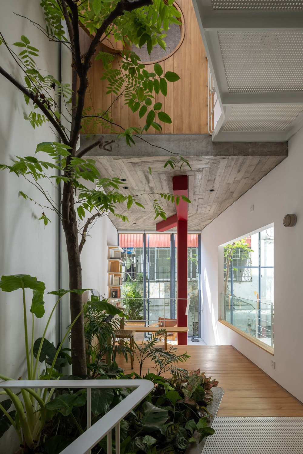 Đáp ứng những thách thức điển hình của nhà ở mật độ cao, ánh sáng ban ngày hạn chế, thông gió kém, ngôi nhà đề cao sự cởi mở và cuộc sống gia đình sum họp. Ảnh: Hoàng Lê