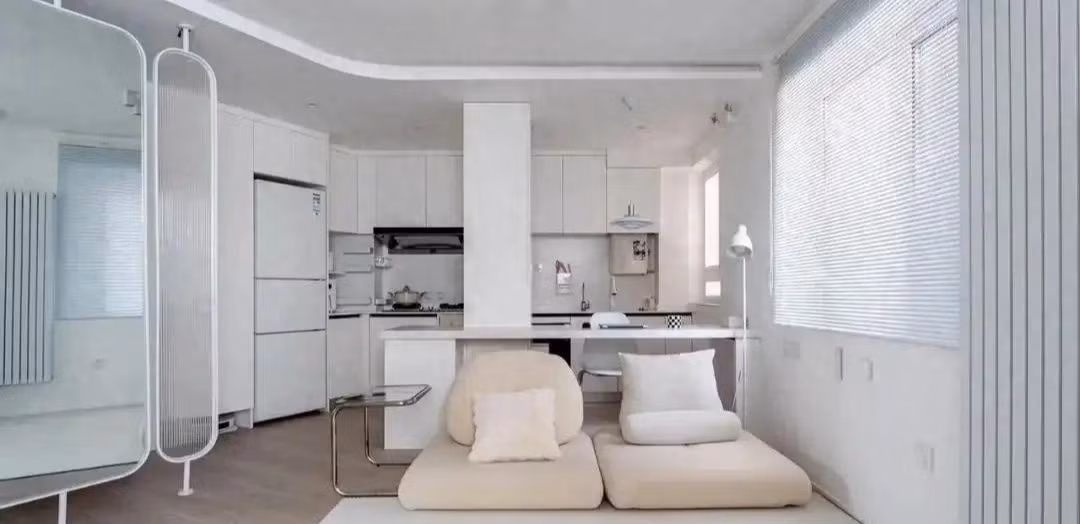 Một cô gái độc thân (32 tuổi) ở Bắc Kinh (Trung Quốc) sống trong căn hộ nhỏ 43m2 và có bố cục hình đa giác không đều. Thêm nữa, căn hộ ánh sáng kém, bếp nhỏ, không có phòng ăn và thiếu không gian lưu trữ. Ảnh: QQ