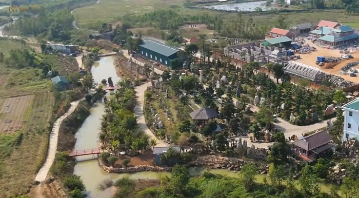 Dịp đầu xuân Bính Ngọ 2026, kênh YouTube NhaTo giới thiệu vườn cây cảnh và đá nghệ thuật quy mô hơn 2ha tại Phú Thọ của doanh nhân Bùi Quang Ngọc - Phó chủ tịch HĐQT Tập đoàn FPT. Ảnh chụp màn hình