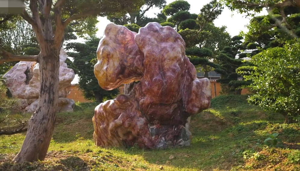 Tác phẩm đá có nguồn gốc ở Nghệ An. Ảnh: chụp màn hình