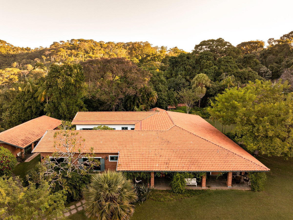 Tọa lạc ở São José do Rio Pardo, khu vực nông thôn thuộc bang São Paulo (Brazil), ngôi nhà được xây dựng từ thập niên 1980, từng giữ vai trò trụ sở điều hành của một nông trại. Ảnh: Joana França