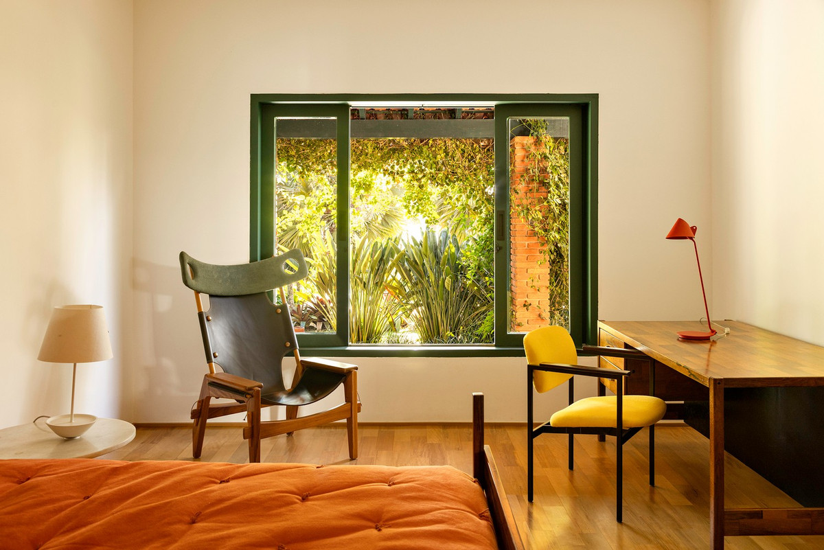 Sàn gỗ thay thế đá phiến cũ ở các khu vực sinh hoạt chung và riêng tư. Ảnh: Joana França