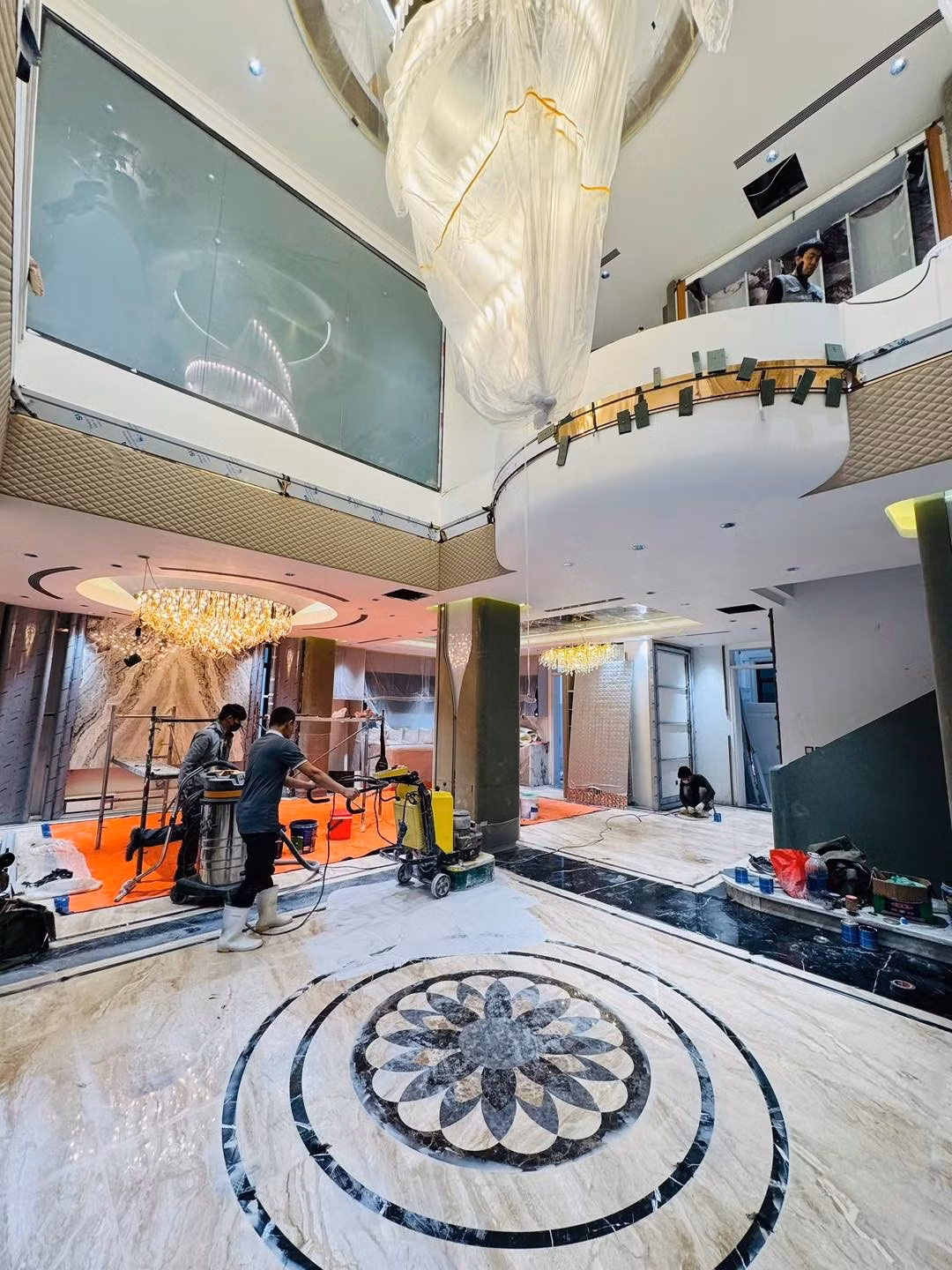 Bên trong căn biệt thự khi sửa chữa. Ảnh: FBNV