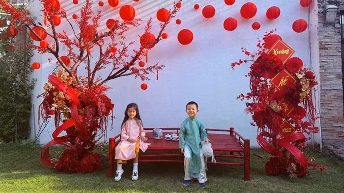 Dịp Tết năm ngoái, Hồ Ngọc Hà trang trí biệt thự với nhiều đèn lồng đỏ mang đậm không khí Tết đến Xuân về. Ảnh: FB Ho Ngoc Ha
