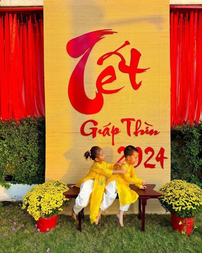Ngoài vườn, cơ ngơi của Hồ Ngọc Hà - Kim Lý có backdrop với dòng chữ "Tết Giáp Thìn 2024" để chụp ảnh. Ảnh: FB Ho Ngoc Ha