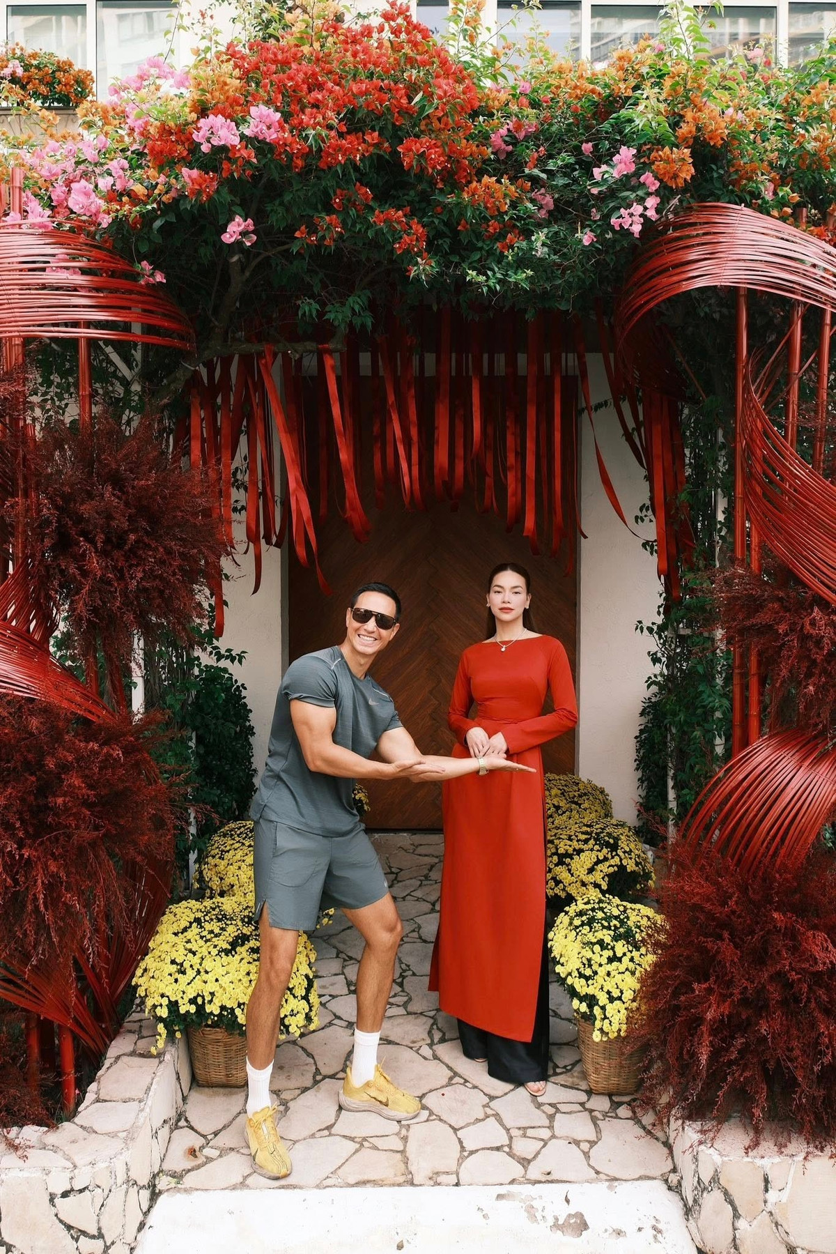 Gần Tết nguyên đán, vợ chồng Hồ Ngọc Hà - Kim Lý tất bật trang hoàng biệt thự để chào đón năm mới. Cổng trước ngôi nhà gây ấn tượng với tông đỏ đậm chủ đạo. Ảnh: FB Ho Ngoc Ha