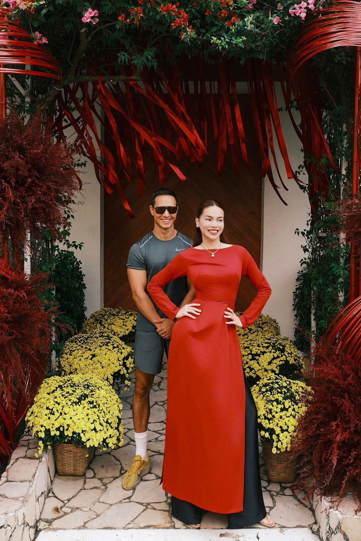Nữ ca sĩ còn khéo léo kết hợp nhiều loại hoa tươi rực rỡ, điểm xuyết thêm các chậu hoa vàng đặt dọc lối đi. Ảnh: FB Ho Ngoc Ha