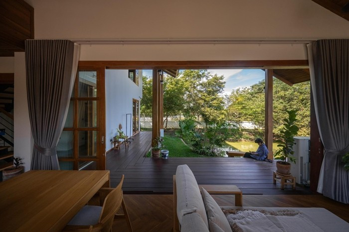 Từ trong nhà, gia chủ dễ dàng nhìn ra hiên và khu vườn. Ảnh: Rungkit Charoenwat
