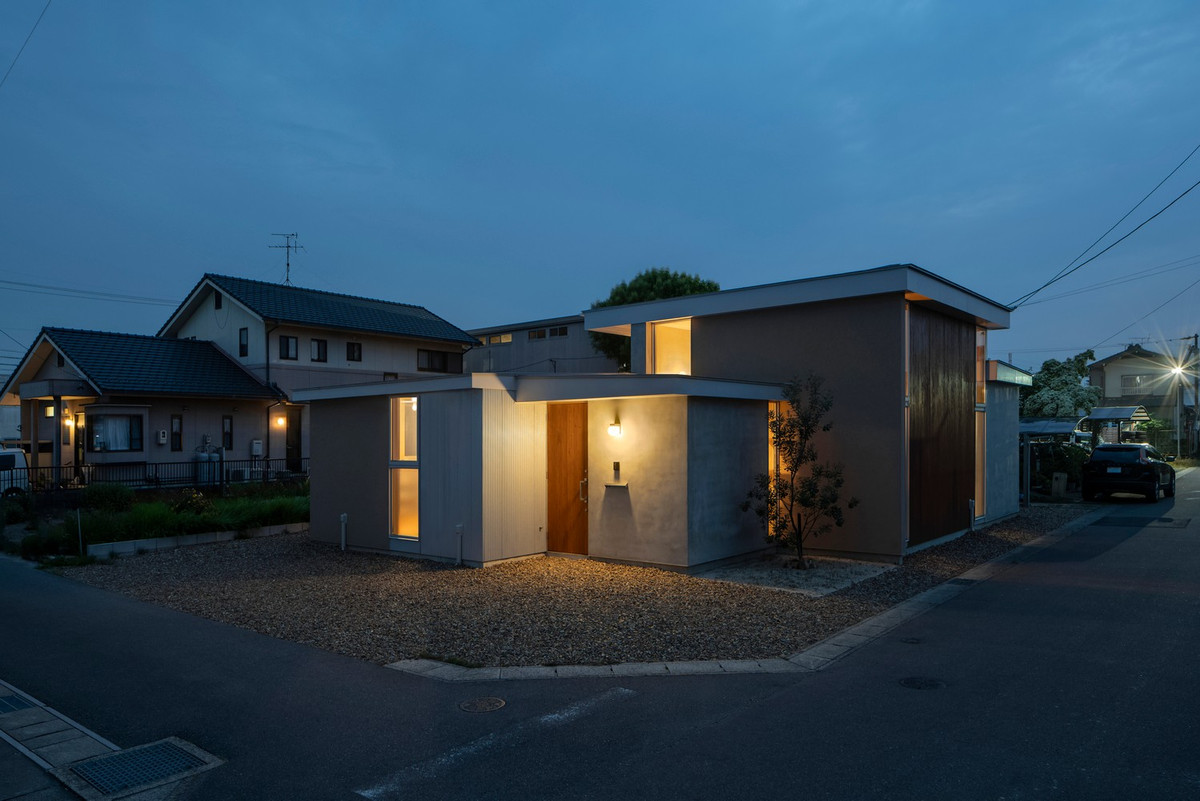 Cách tổ chức này tạo ra các vùng sử dụng linh hoạt, không có ranh giới cứng. Qua đó, gia chủ có thể cảm nhận không gian thay đổi tùy theo chất liệu đang hiện diện, từ bê tông trần, gỗ tự nhiên đến tấm kim loại. Ảnh: Studio ToLoLo