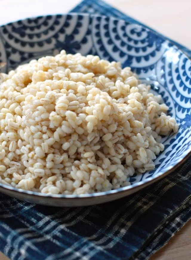 Thời bao cấp, hạt bo bo được coi là nguồn lương thực cứu đói quý giá của người dân. Cơm độn bo bo là món ăn quen thuộc với những người từng sống qua thời kỳ này. Ảnh: Kingfoodmart