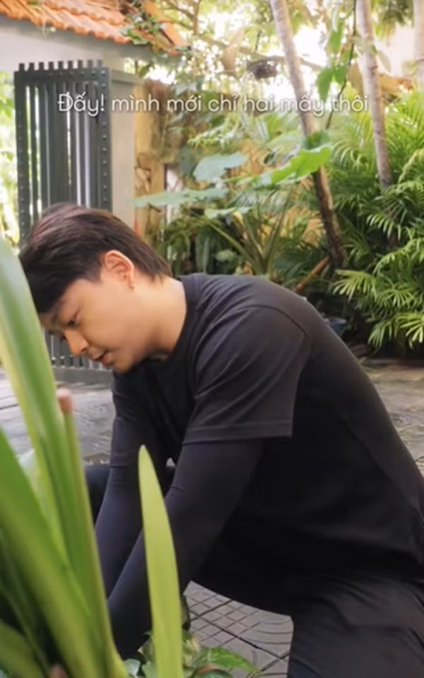 Căn nhà của cố NSND Hoàng Dũng nằm trong con ngõ nhỏ trên phố Kim Mã (Hà Nội), chung khuôn viên với hai gia đình khác và có khoảng sân thoáng đãng nối liền nhau. Ảnh chụp màn hình