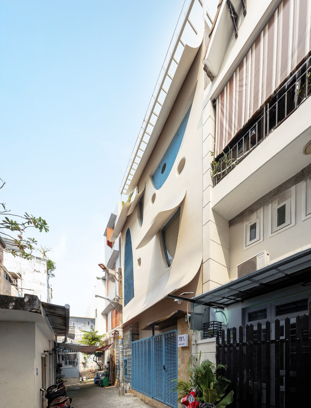 Lớp hình khối chồng xếp này vừa giúp che nắng hướng Tây, vừa đón gió và đảm bảo sự riêng tư cho không gian bên trong. Ảnh: Minh Quốc Bùi