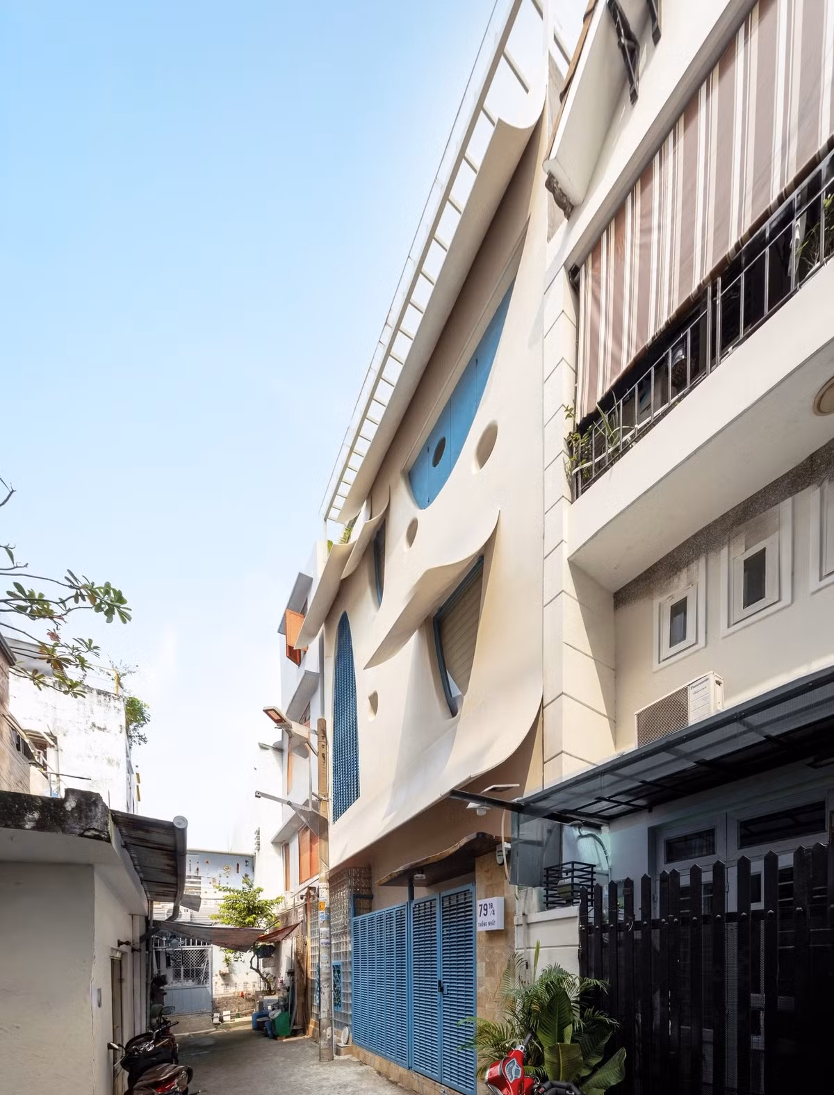 Lớp hình khối chồng xếp này vừa giúp che nắng hướng Tây, vừa đón gió và đảm bảo sự riêng tư cho không gian bên trong. Ảnh: Minh Quốc Bùi