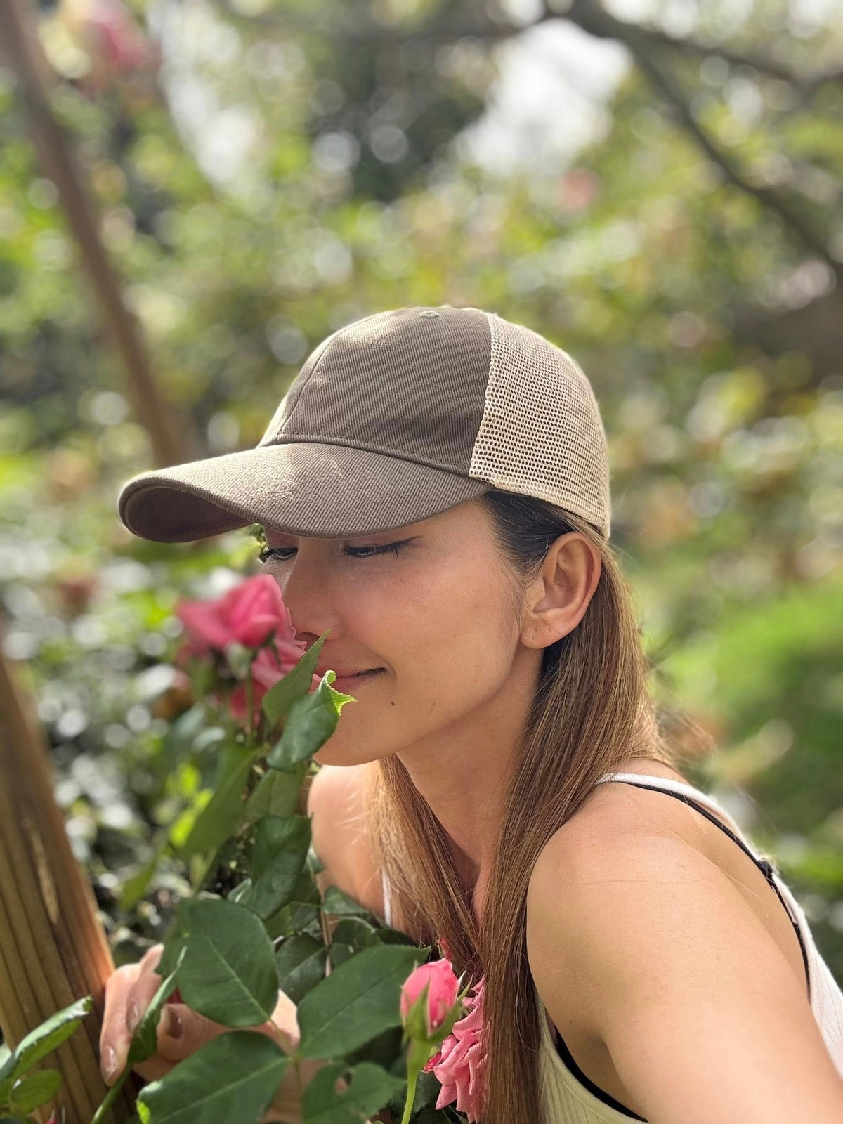 "Út Ráng" rạng rỡ chụp ảnh cùng khóm hồng nở rộ. Ảnh: FB Kim Hien