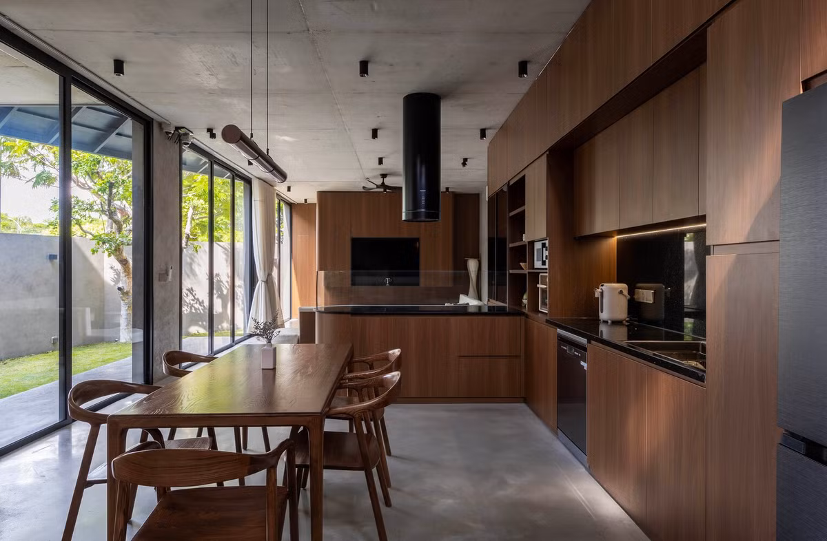 Hệ thống bê tông hai lớp kết hợp ánh sáng ấm áp làm tăng thêm bầu không khí ấm cúng. Ảnh: Paul Phan