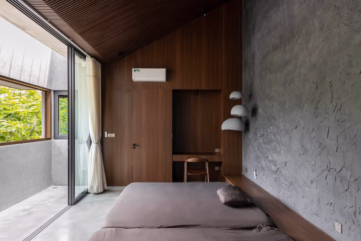 Tầng trên, các phòng ngủ được bố trí bằng vách ngăn trượt thay vì phòng kín, cho phép điều chỉnh mức độ riêng tư khi cần và biến tầng trên thành không gian chung khi muốn. Ảnh: Paul Phan