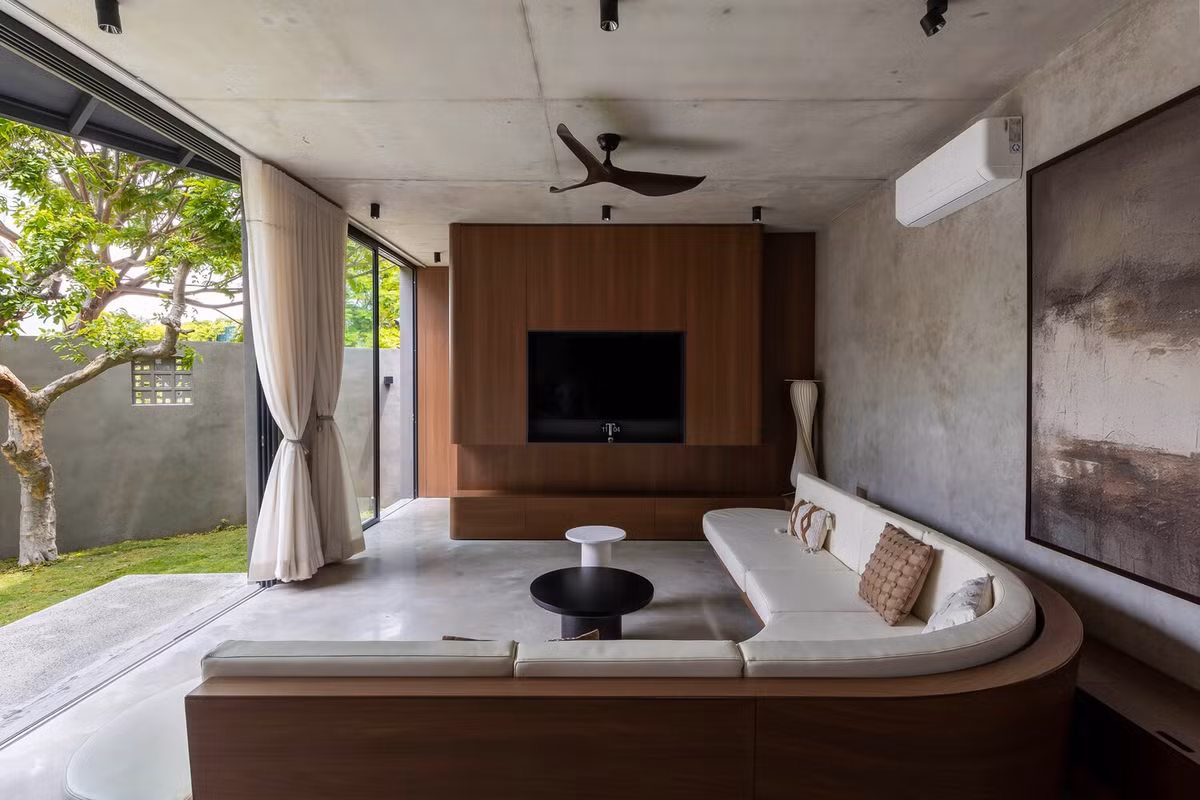 Không theo thông lệ, PR House không dùng lớp hoàn thiện bằng gạch thông thường. Thay vào đó, ngôi nhà sử dụng bê tông thô trên cả trần và sàn. Ảnh: Paul Phan