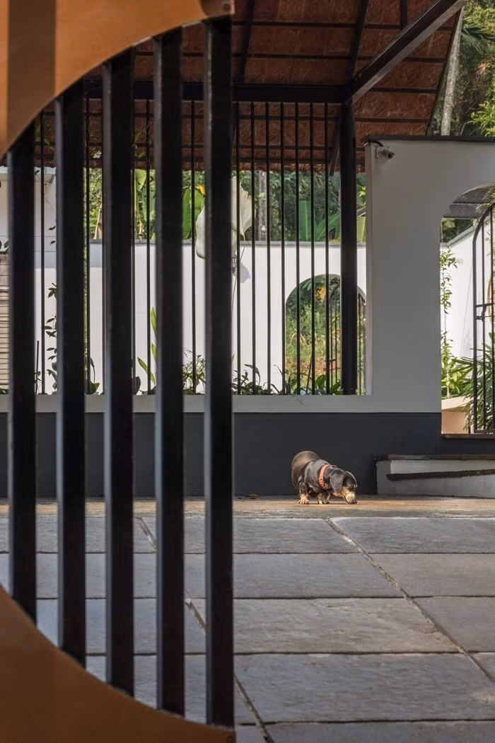 Ngôi nhà gồm một sân trước nhà, một sân giữa nhà và ba khối nhà liên kết với nhau theo hình chữ U. Ảnh: Turtle Arts Photography