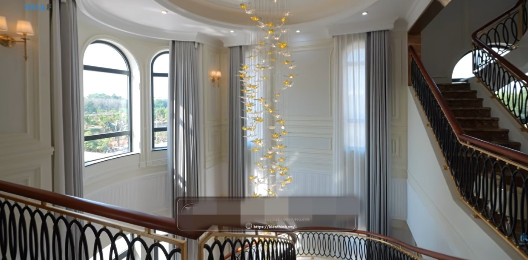 Cầu thang xoắn với lan bằng gỗ gõ đỏ và sắt mỹ thuật cũng là điểm nhấn trong dinh thự. Ảnh: Chụp màn hình