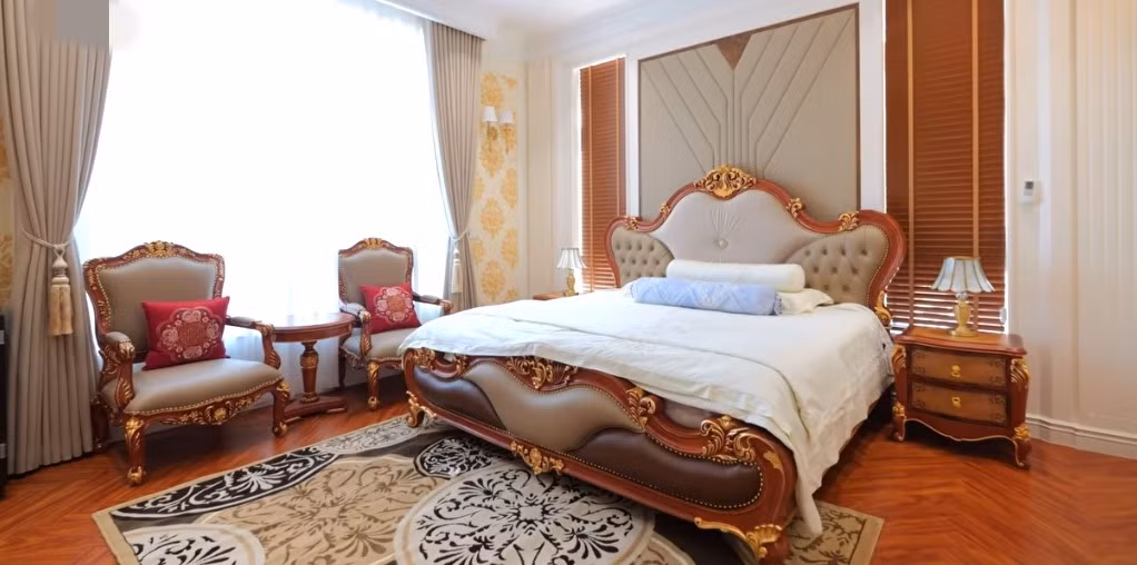 Phòng ngủ mang đậm phong cách hoàng gia với nhiều chi tiết mạ vàng. Ảnh: Chụp màn hình