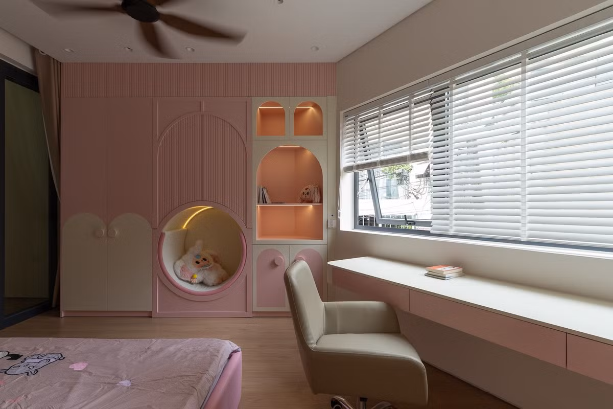 Phòng ngủ dành cho bé gái được thiết kế theo bảng màu hồng – kem nhẹ nhàng. Ảnh: Quang Trần